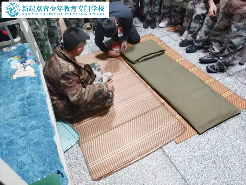 新起点青少年专门教育学校组织学员学习内务整理叠被