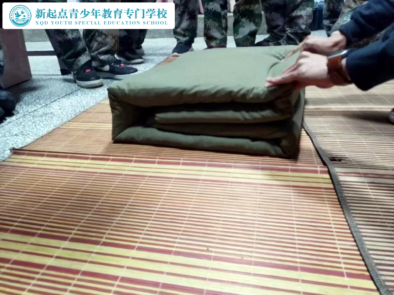 新起点青少年专门教育学校组织学员学习内务整理叠被