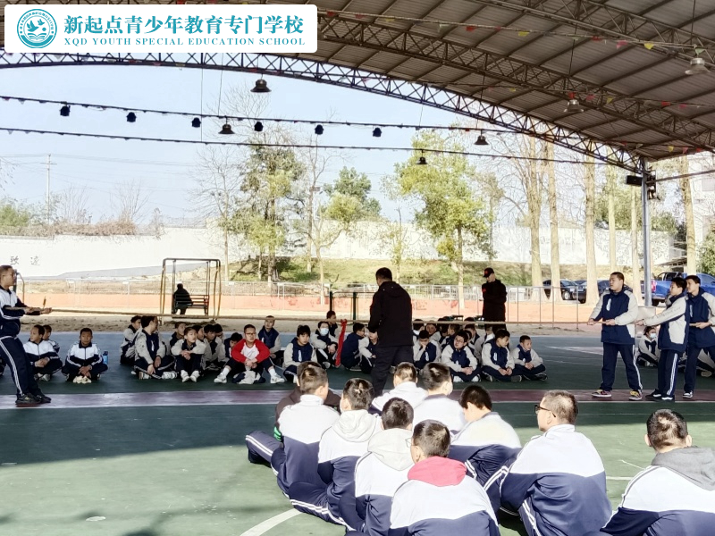 新起点教育专门学校举行一场拔河比赛