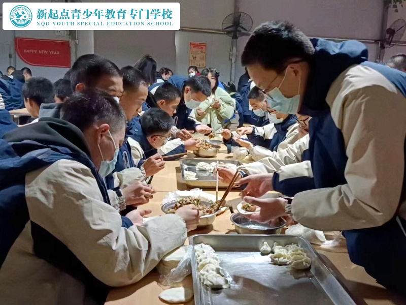 新起点教育专门学校食堂组织孩子包饺子劳动体验活动