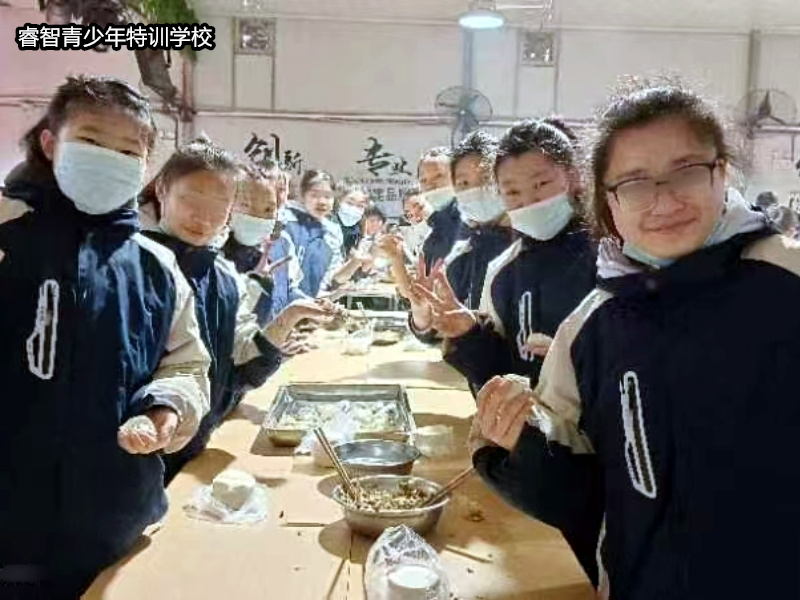 睿智教育专门学校食堂组织孩子包饺子劳动体验活动