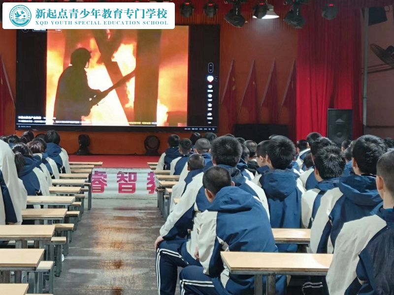 睿智青少年特训学校组织消防安全教育