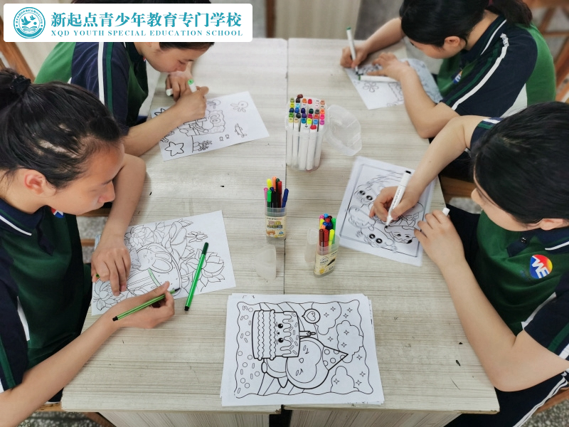 新起点教育专门学校组织孩子进行涂卡填色游戏
