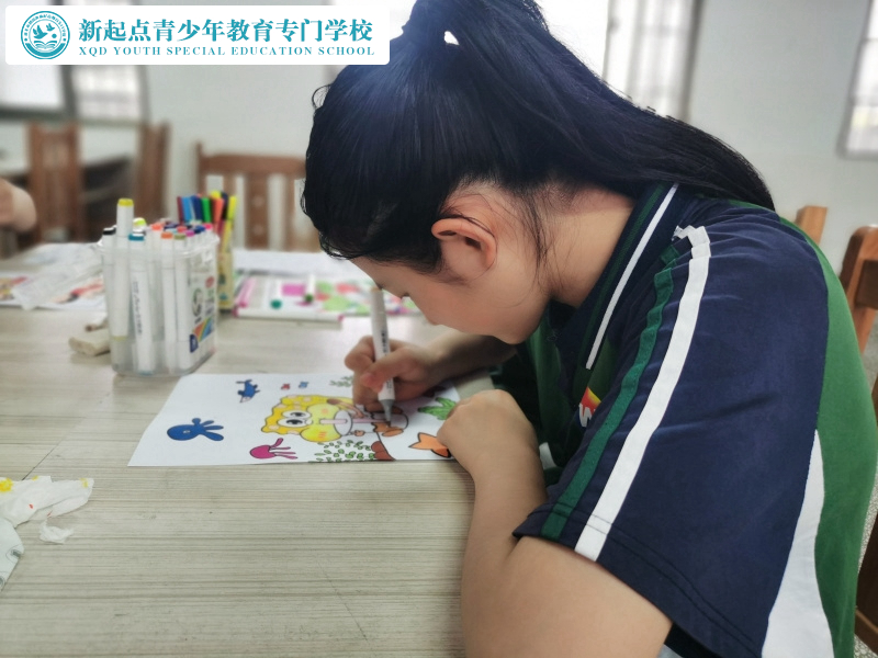 新起点教育专门学校组织孩子进行涂卡填色游戏