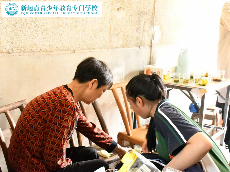 新起点教育专门学校开展重阳节敬老活动