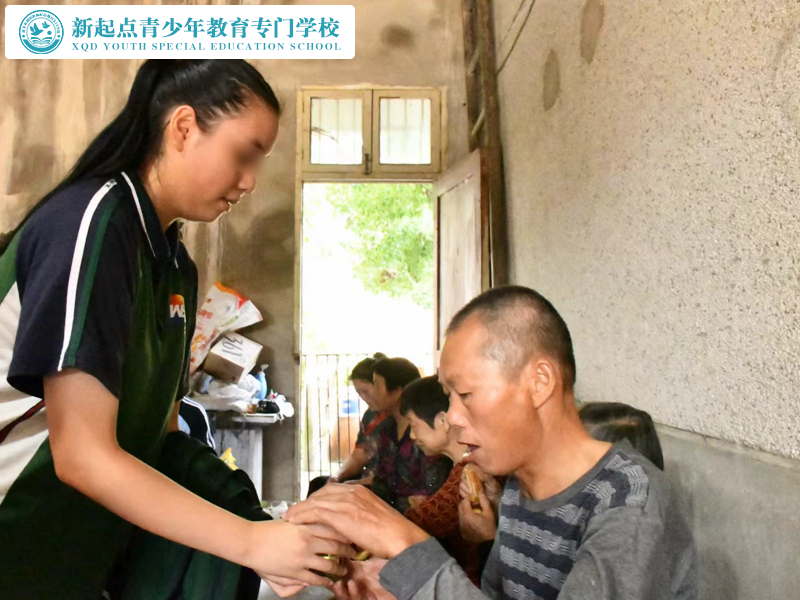 新起点教育专门学校开展重阳节敬老活动