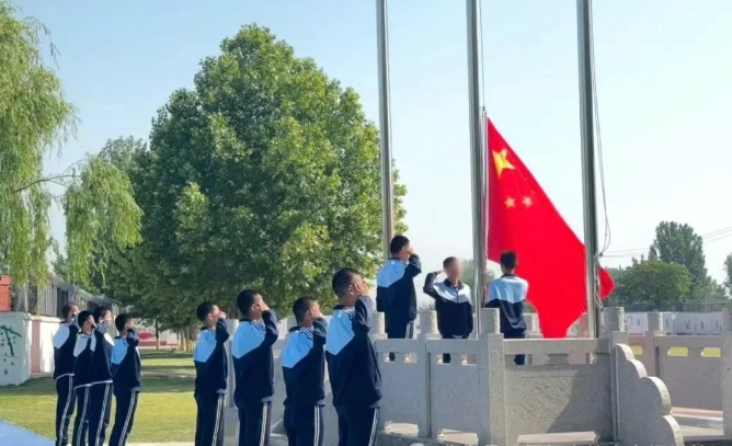 升旗默哀寄哀思，铭记历史向未来